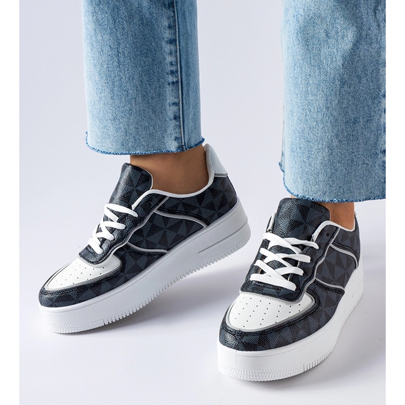 Inna Tênis preto decorado com o monograma Sands 1