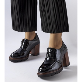 Sapatos pretos envernizados com salto alto da Vinceza 1