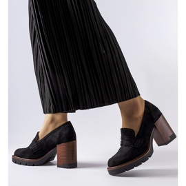 Sapatos pretos com inserção de couro da Vinceza 1