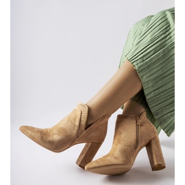 Botins Cammoro em camurça bege 1 Botins Cammoro em camurça bege 1