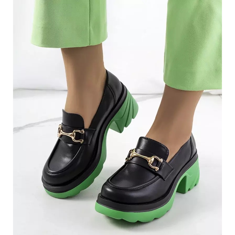 Brogues pretos em uma sola Korgal verde 1