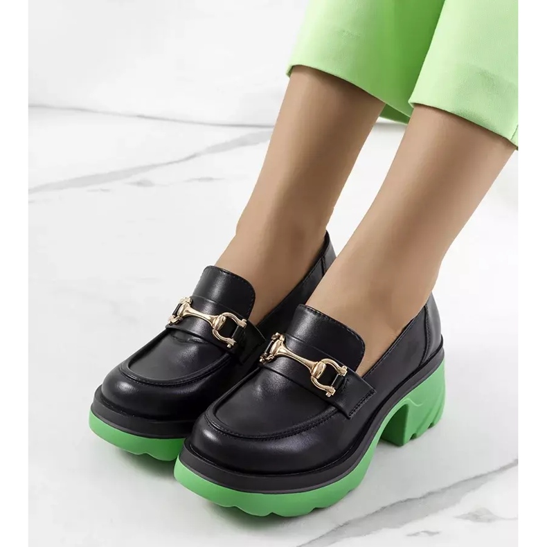 Brogues pretos em uma sola Korgal verde 2