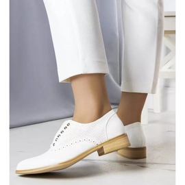 BM Sapatos brancos vazados com tachas da Erin 2