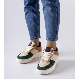 Tênis bege e verde na plataforma Celso 1