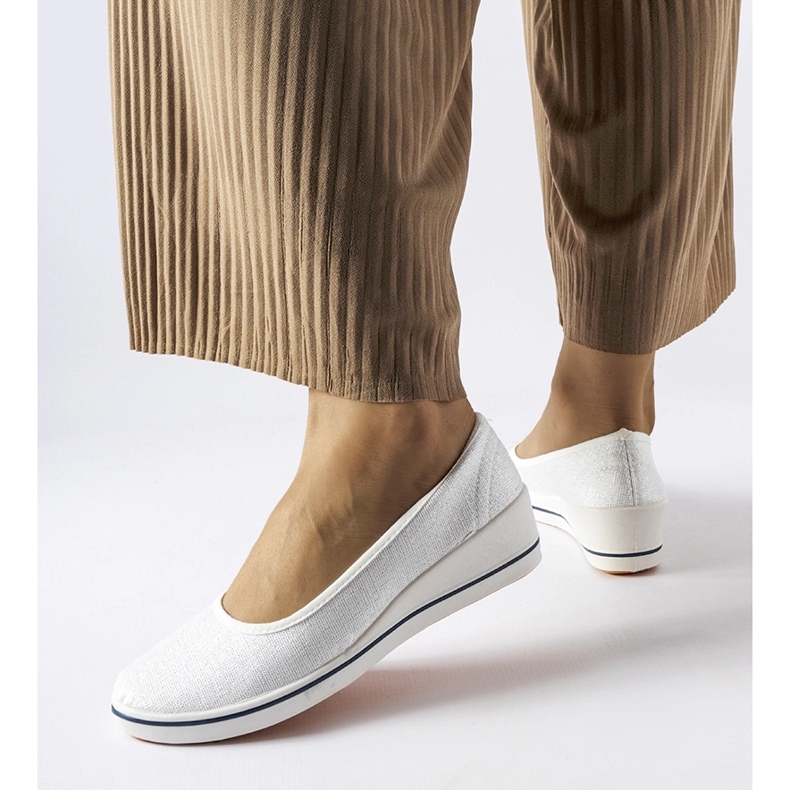 Sapatilhas em cor bege brilhante com cunha Morrison 1