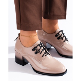 Sapatos de salto alto bege com cordões envernizados da Shelovet 1
