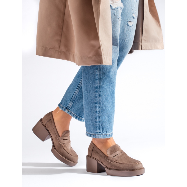 Sapatos femininos de camurça bege da Shelovet 1