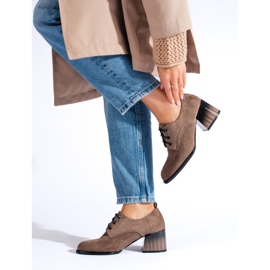 Sapatos de salto alto em camurça bege escuro Shelovet 1