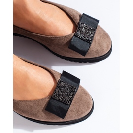 Sapatos de camurça bege escuro com cunha baixa da Shelovet 2