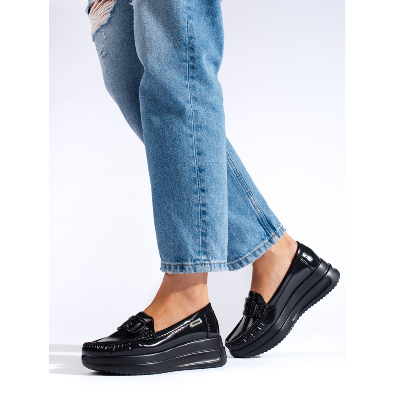 Mocassins femininos pretos envernizados com fivela Shelovet 2