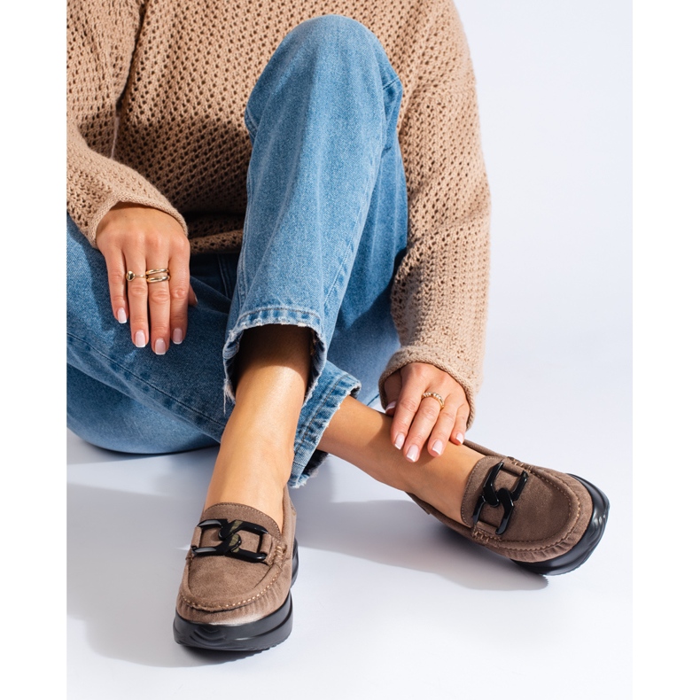 Mocassins femininos de camurça bege com fivela Shelovet 1