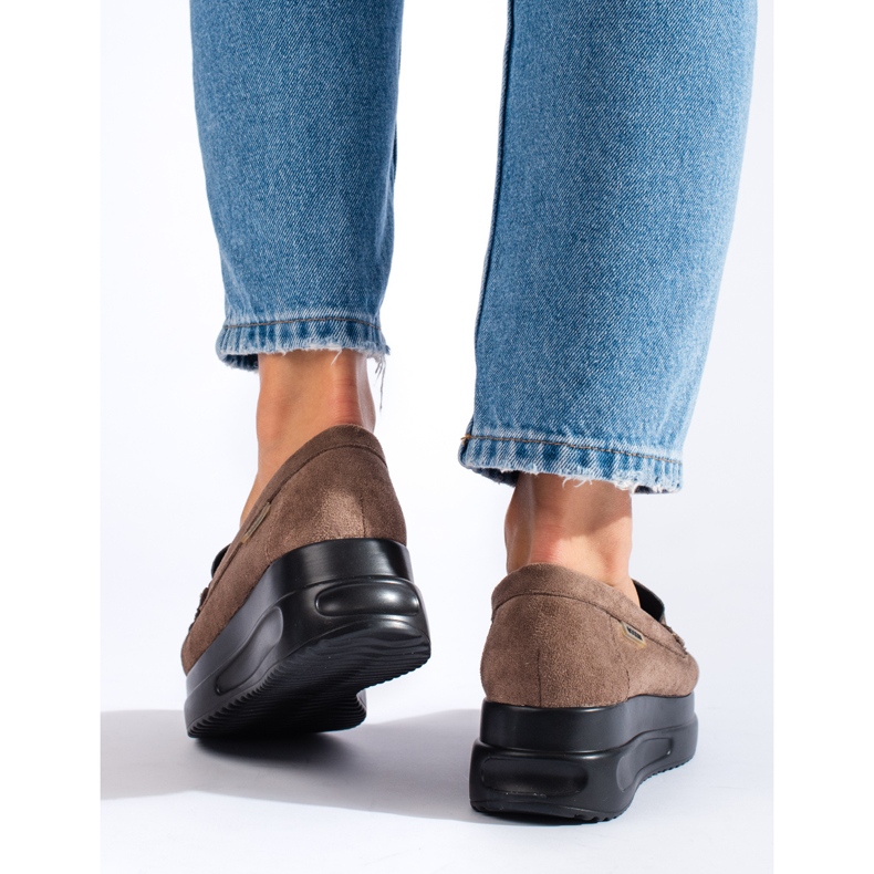 Mocassins femininos de camurça bege com fivela Shelovet 2