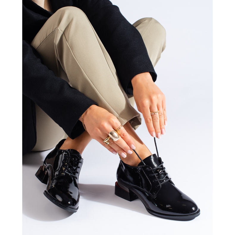 Sapatos Vinceza pretos com atacadores e salto alto 1