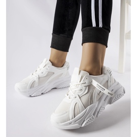 Tênis branco com sola grossa Fida 1