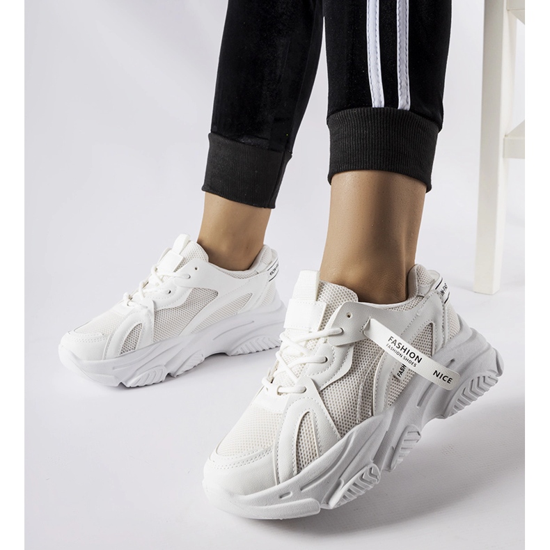 Tênis branco com sola grossa Fida 1