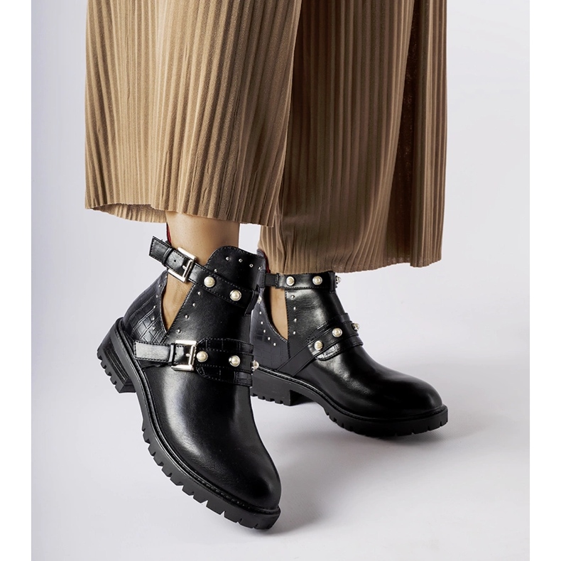 Botins pretos com recorte e pérolas Asker 1