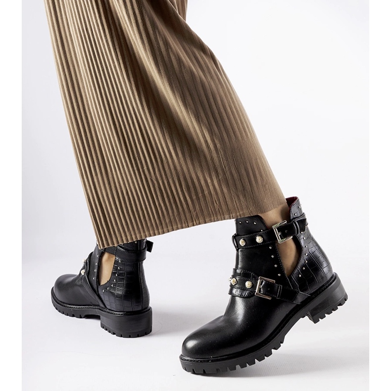 Botins pretos com recorte e pérolas Asker 2