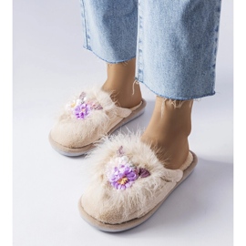 Chinelos femininos bege da Moly 2