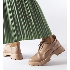 Sapatos bege com acabamento Charleston fosco 1
