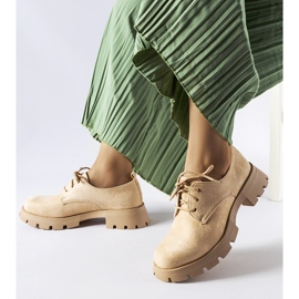 Sapatos bege com sola enorme da Coleman 1