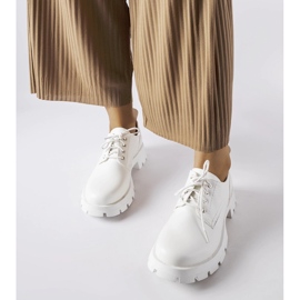 Sapatos brancos com acabamento Charleston fosco 1