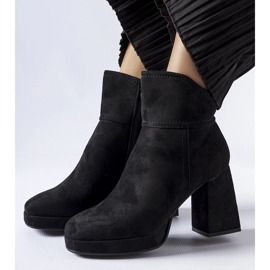 Botins pretos com salto Itaf enorme 1
