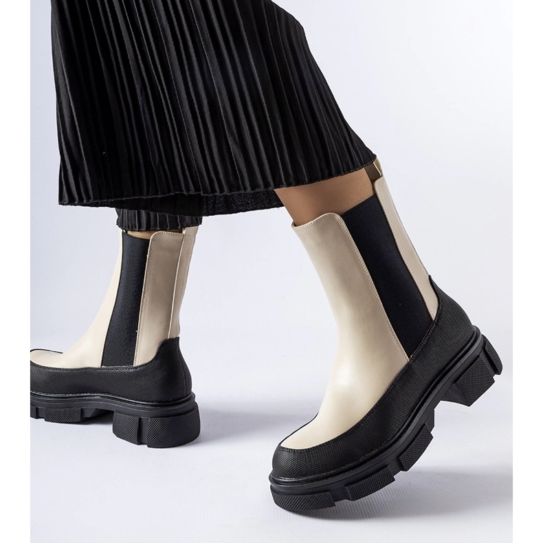 Botins bege e pretos da Faisal 1