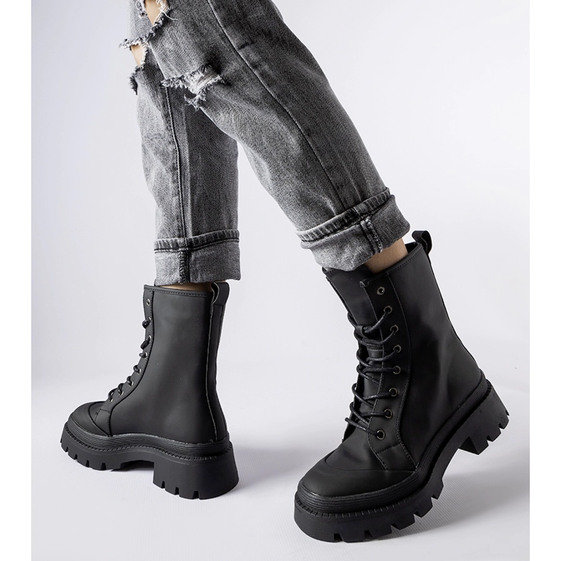 Inna Tênis preto com acabamento Thiery fosco 1