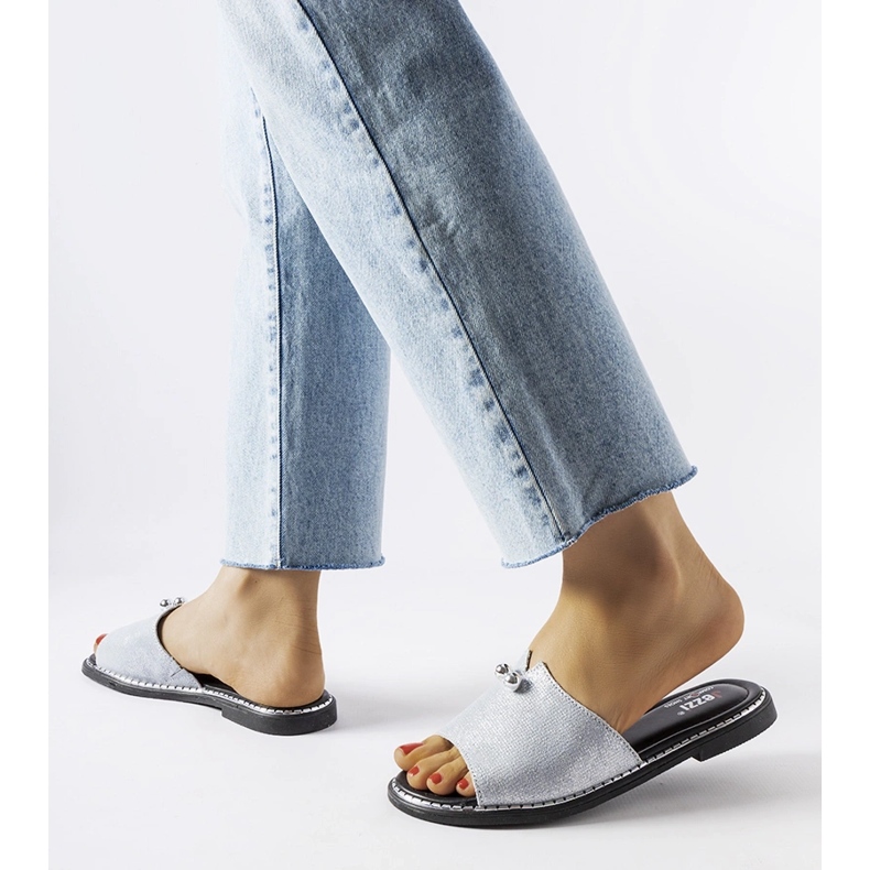 Chinelos metálicos azuis com pérolas Frederi prata 2