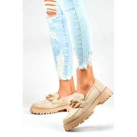 Mocassins femininos de camurça bege com corrente 2 Mocassins femininos de camurça bege com corrente 2