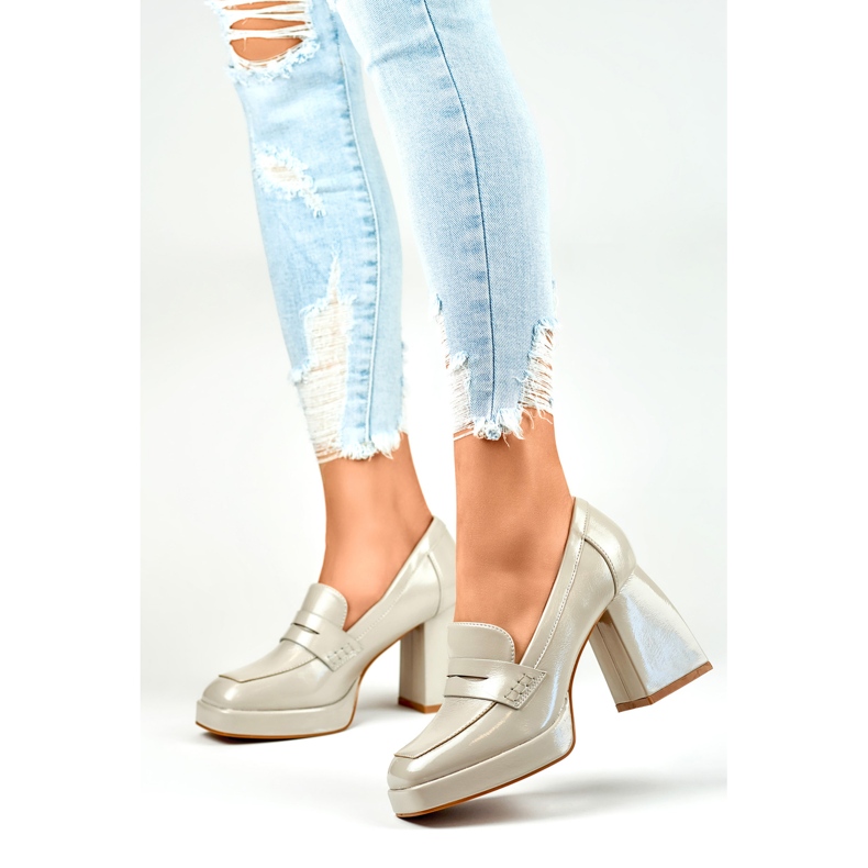 Sapatos femininos de couro envernizado com salto alto bege 1