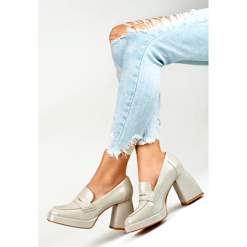 Sapatos femininos de couro envernizado com salto alto bege 2