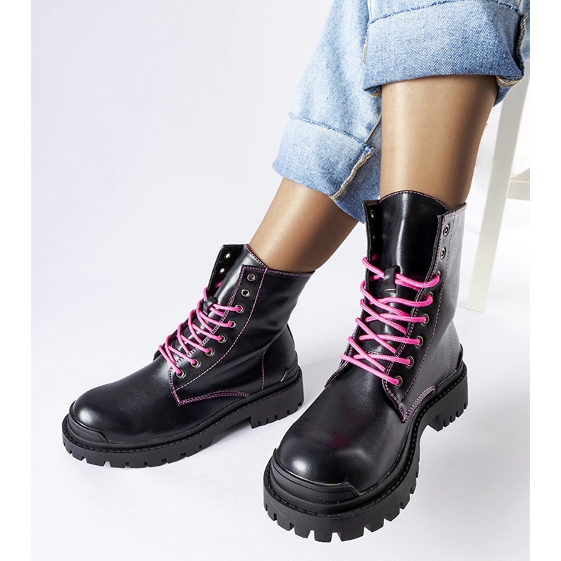 Inna Botas pretas com fio Oberto rosa decorativo preto 2