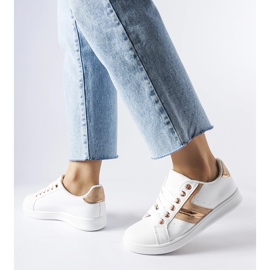 Tênis branco com detalhes Rizzo em ouro rosa 1