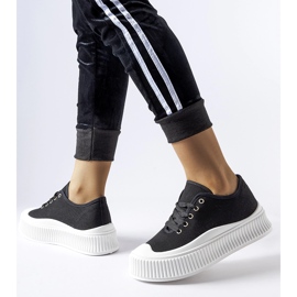 Tênis preto em plataforma Rina branca grossa 1