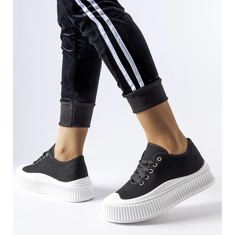 Tênis preto em plataforma Rina branca grossa 1