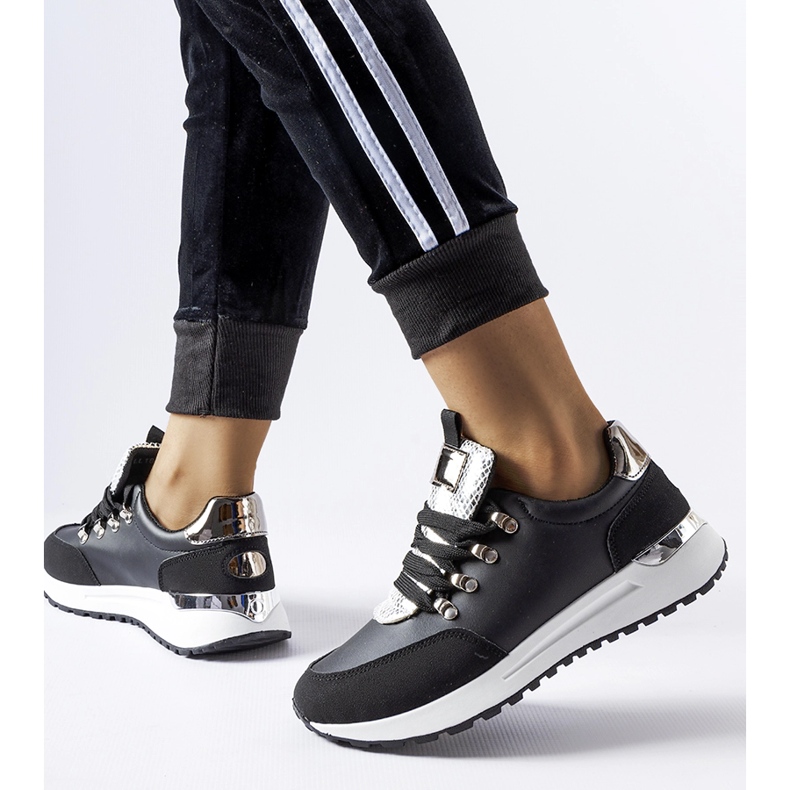 Tênis preto com decoração Frum prateada 1 Tênis preto com decoração Frum prateada 1