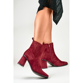 Botas marrons femininas no poste vermelho 1 Botas marrons femininas no poste vermelho 1