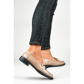 Sapatos femininos bege envernizados preto 1