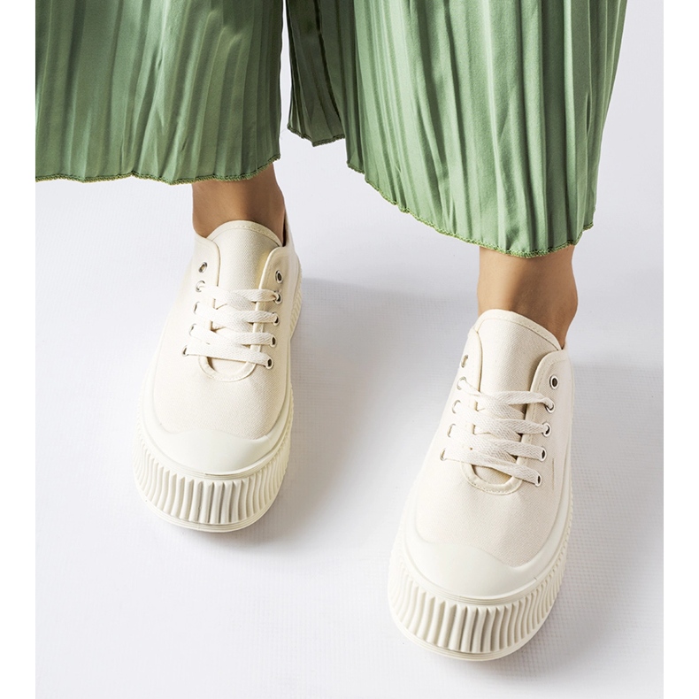 Tênis bege em plataforma Rina grossa 1