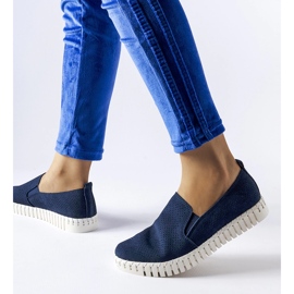 Tênis perfurado azul marinho da Madiha 1