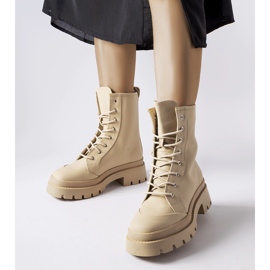 Botas bege com acabamento fosco da Thiery 1