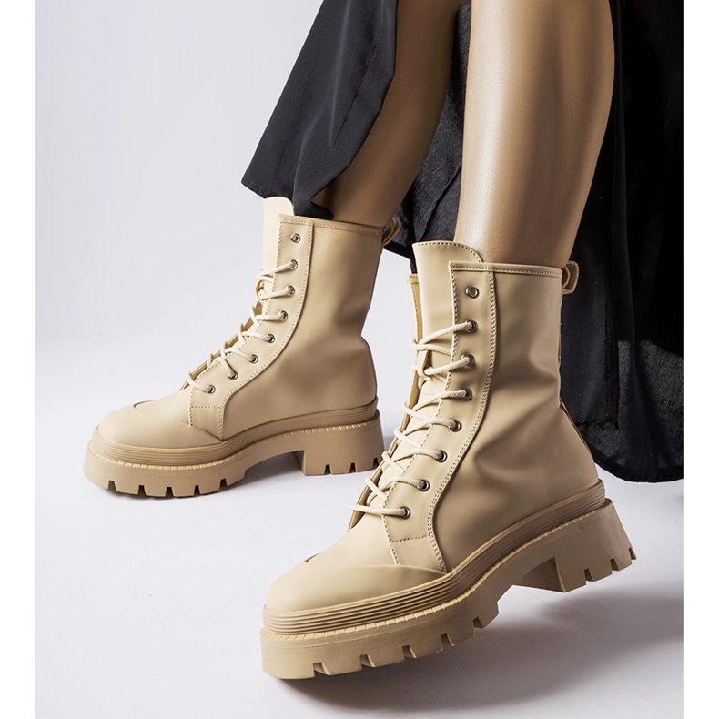 Botas bege com acabamento fosco da Thiery 2 Botas bege com acabamento fosco da Thiery 2