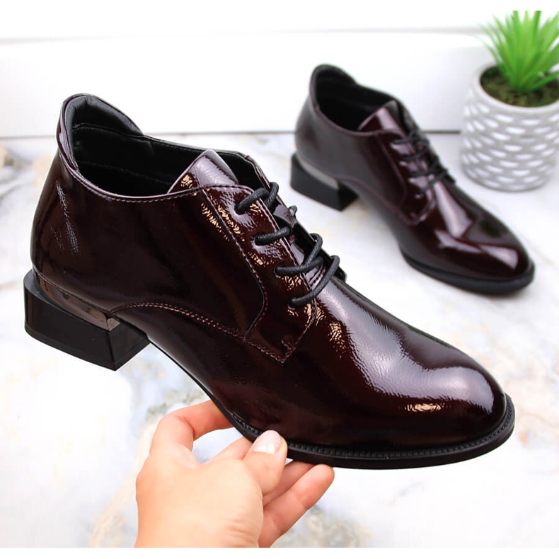 Vinceza Sapatos femininos de couro envernizado cor de vinho com cadarços e salto alto vermelho 1