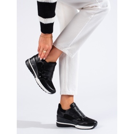 Tênis preto de velcro por W. Potocki 2