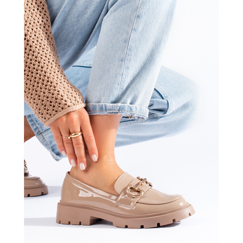 Mocassins bege envernizados com fivela Shelovet dourada 1