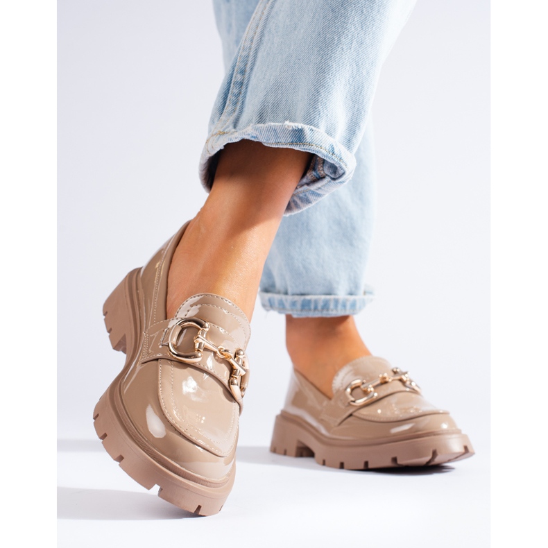 Mocassins bege envernizados com fivela Shelovet dourada 2