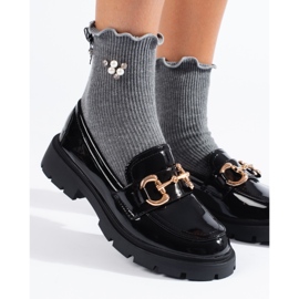 Mocassins pretos envernizados com fivela Shelovet dourada 2