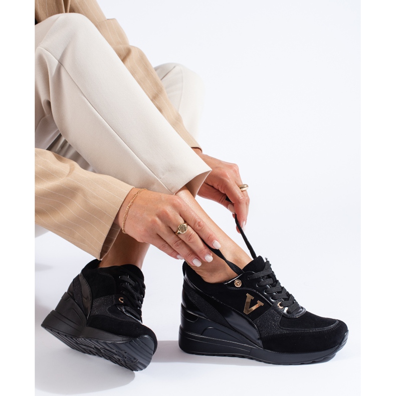 W. Potocki Tênis preto com cadarço e cunha Potocki. 1