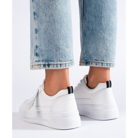 Tênis branco na plataforma Shelovet 1